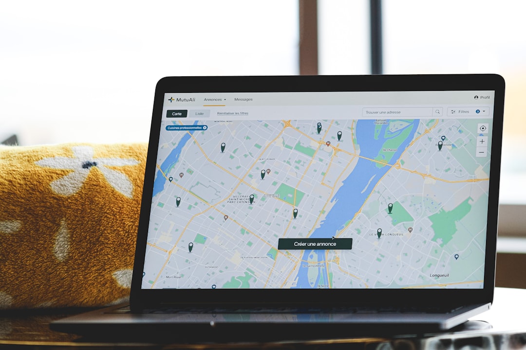 persona usando una laptop para buscar un abogado local en un mapa - abogados de inmigración en español cerca de mi