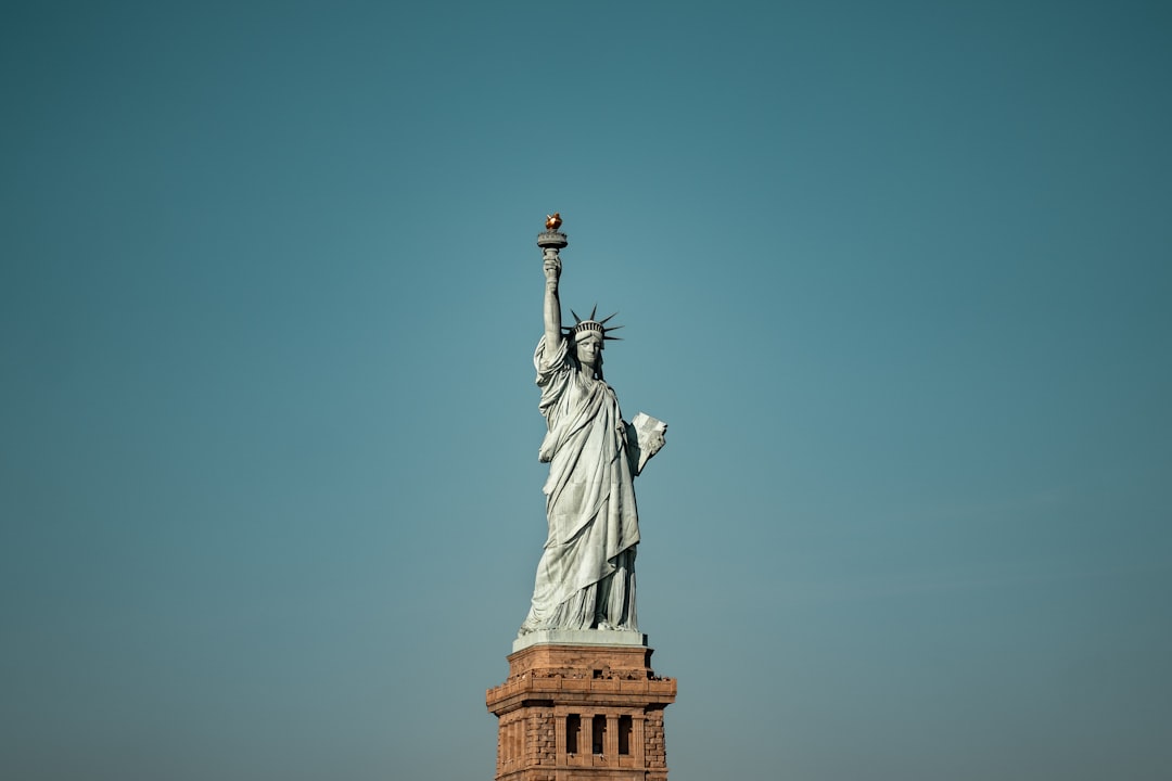 A family visiting U.S. landmarks like the Statue of Liberty - b2 visa lawyer A family visiting U.S. landmarks like the Statue of Liberty - b2 visa lawyer